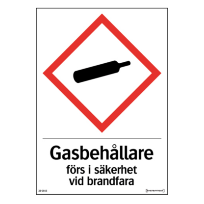 Gasbehållare förs i säkerhet vid brandfara