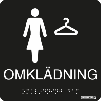 Svart taktil skylt med texten "OMKLÄDNING" med symbol och punktskrift – tillgänglig för synskadade.