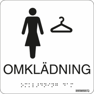 Vit taktil skylt med texten "OMKLÄDNING" med symbol och punktskrift – tillgänglig för synskadade.
